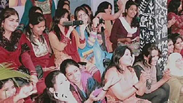 अलीगढ़ की छात्राएं