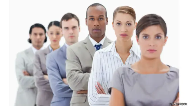 Empleados de brazos cruzados