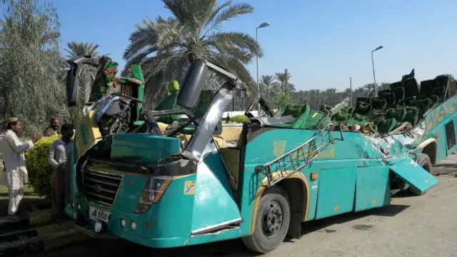 ٹیڑھی بائی پاس پر مسافر بس اور ٹرالر میں تصادم کے نتیجے میں 59 افراد ہلاک ہو گئے تھے