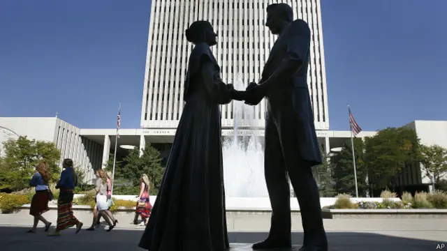 Памятник Джозефу и Эмме Смит в штате Юта