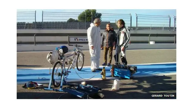 کمیکاز 5 میں نصب کیا گیا راکٹ انجن ہائیڈروجن پر آکسائیڈ سے چلتا ہے اور اس سے دھواں بھاپ کی شکل میں نکلتا ہے