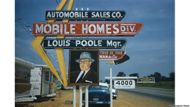 Símbolo da cultura americana, as viagens de carro e suas paisagens protagonizam belas imagens em 'The Open Road' (Aperture Foundation)