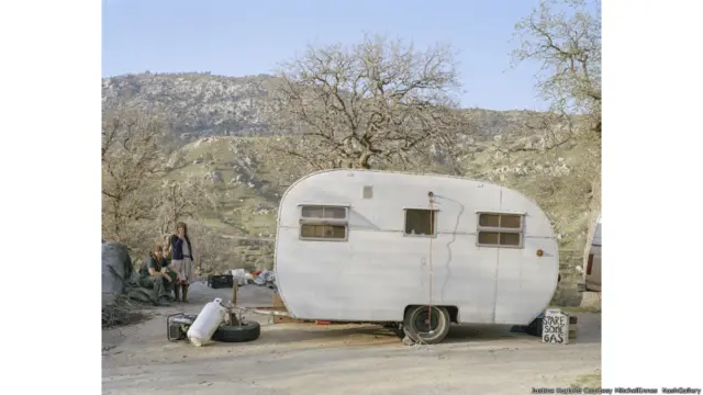 Símbolo da cultura americana, as viagens de carro e suas paisagens protagonizam belas imagens em 'The Open Road' (Aperture Foundation)