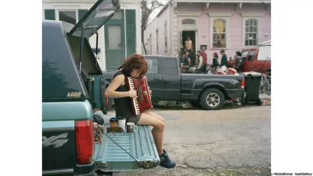 Símbolo da cultura americana, as viagens de carro e suas paisagens protagonizam belas imagens em 'The Open Road' (Aperture Foundation)