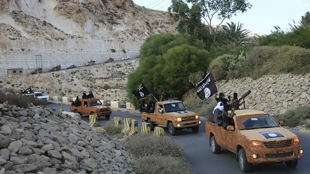 لیبیا میں اس وقت کئی شدت پسند گروپ سرگرم ہیں جن میں سے بعض نے دولتِ اسلامیہ سے اتحاد کا اعلان بھی کر رکھا ہے