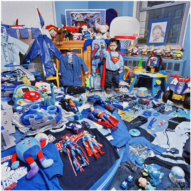 Fotógrafa retrata criançasbanca apostas esportivasseus quartos para debater o efeito do marketing sobre a preferência por coresbanca apostas esportivasmeninos e meninas (Jeare also divided and affect their thinking and behavioral patterns. Many toys and books for girls are pink, purple, or red, and are related to make up, dress up, cooking, and domestic affairs. However, most toys and books for boys are made from the different shades of blue and ? are related to robots, industry, science, dinosaurs, etc. This is a phenomenon as intense as the Barbie craze. Manufacturers produce anthropomorphic ponies that have the characteristics of young girls. They have barrettes, combs and accessories, and the girls adorn and make up the ponies. ongMee Yoon)