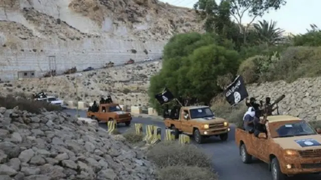 يبدو أن هناك ثلاث جماعات مسلحة رئيسية في درنة، ذات درجات متفاوتة من التشدد