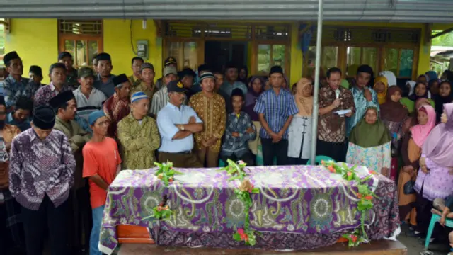 Sebelum diberangkatkan ke pemakaman, jenazah Sumarti Ningsih terlebih dahulu disalatkan oleh warga setempat.