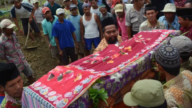 Peti jenazah Sumarti Ningsih diringi ratusan kerabat dan warga setempat.