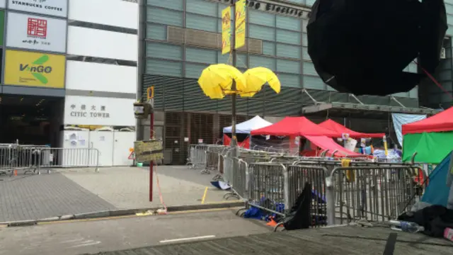 香港高等法院延长了九龙旺角及金钟中信大厦外占领区的禁制令（BBC中文网照片）。 