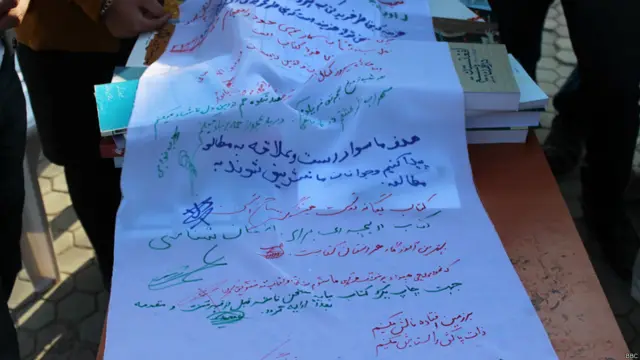 مجریان این برنامه ایده های مردم درباره کتاب و کتابخوانی را در طوماری جمع کردند.