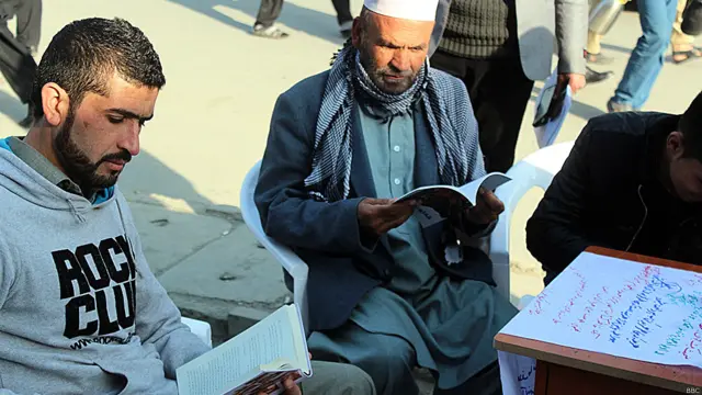 در این برنامه سه روزه زیر عنوان "لحظهای با کتاب"، علاقهمندان کتاب به امانت گرفتن و تبادله کتاب تشویق میشوند.