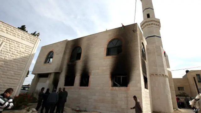 دهدار روستای مغیر شهرک نشینان را مسئول آتش زدن مسجد معرفی کرده است