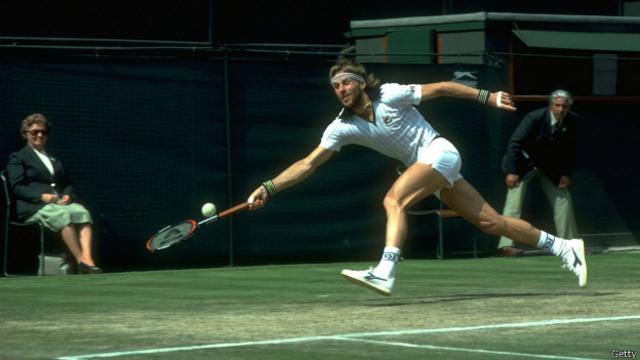 Pese a que el amarillo se aprobó como color oficial en 1972, hubo torneos como Wimbledon que mantuvieron las pelotas blancas hasta mediados de los años 80.