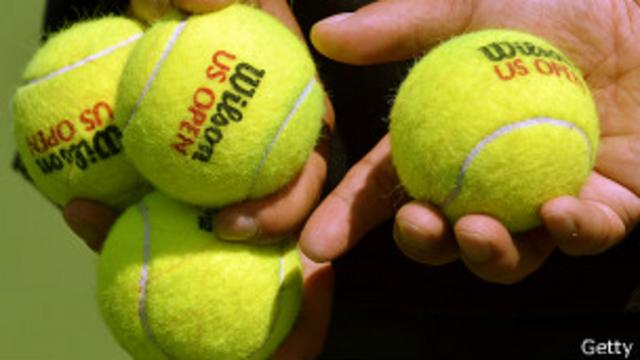 La razón por la que las pelotas de tenis son amarillas, o tal vez verdes