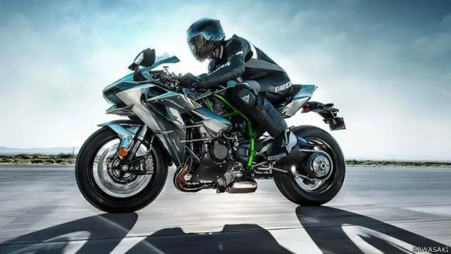 پانگ نے بیجنگ کی 37.5 کلومیٹر طویل رنگ روڑ کا فاصلہ 13 منٹ 43 سیکنڈ میں طے کیا