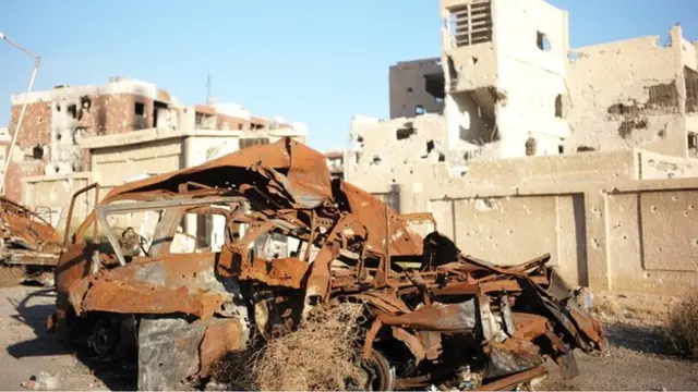 خرابی های بر جای مانده از جنگ در شهر عدرا