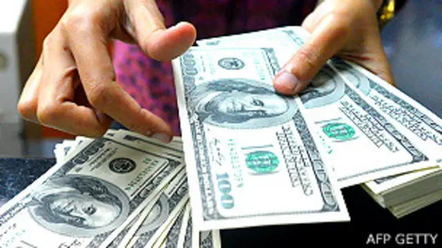 Operadora con billetes de dólar