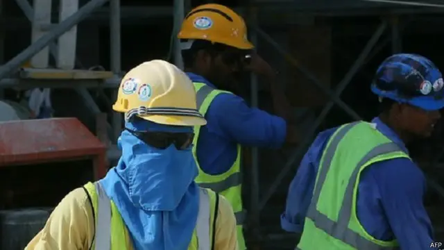 منظمة العفو الدولية تقول إن قطر "تأخرت" في تحسين ظروف العاملين الأجانب.