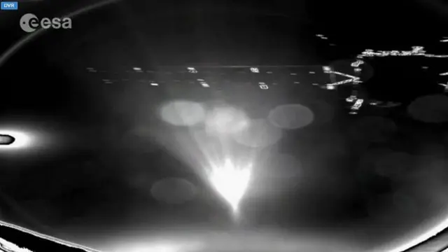 فیلے کی بھیجی ہوئی تصویر میں شمسی پینل اور روزیٹا نظر آ رہے ہیں