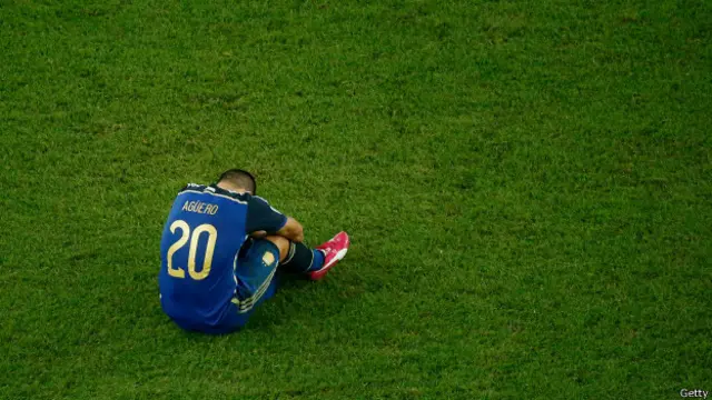 Agüero llora desconsolado sobre el césped del estadio Maracaná tras perder la final de la Copa del Mundo ante Alemania.