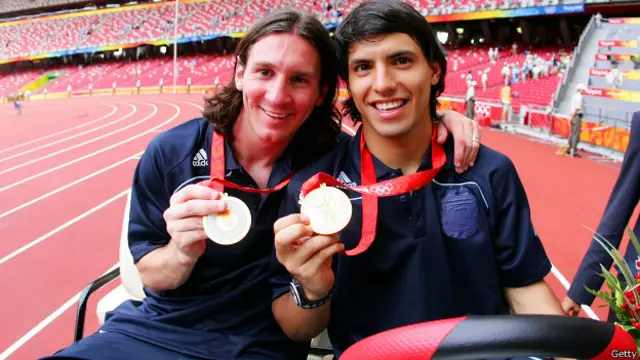 Junto a Messi, Agüero ganó un mundial juvenil y una medalla de oro olímpica en Pekín en 2008.