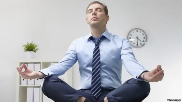 Hombre meditando en la oficina