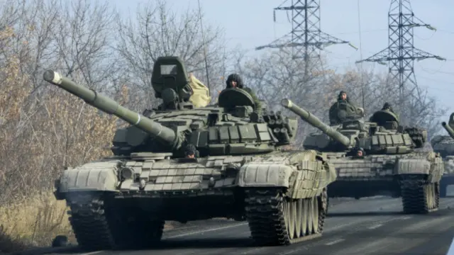 Xe tăng của phiến quân thân Nga đang tiến về Donetsk