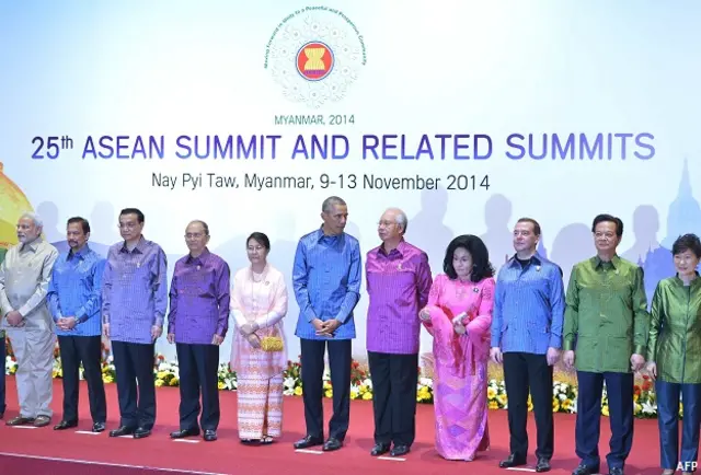 आसियान शिखर सम्मेलन में प्रधानमंत्री नरेंद्र मोदी, बराक ओबामा और अन्य विश्व नेता