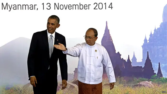 吴登盛（右）在内比都欢迎奥巴马（左）出席东亚峰会（13/11/2014）