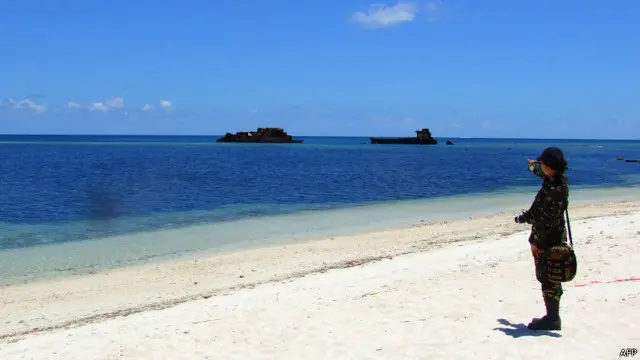 菲律賓同中國在南沙有領土爭議。圖為2014年菲律賓軍方人員在南沙爭議島嶼中業島。