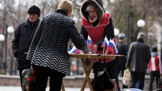 Женщина с российскими флажками на улице в Донецке