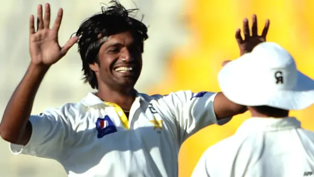 پاکستان نے اس میچ میں چار فاسٹ بولر اور ایک ہی سپنر یاسر شاہ کو کھیلایا ہے