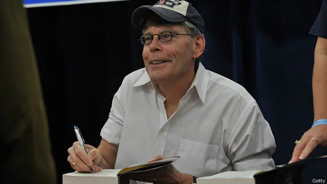 Стивен Кинг дает автографы