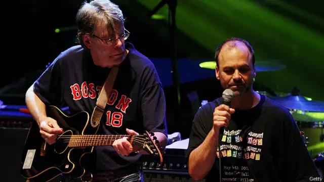 Стивен Кинг играет на гитаре