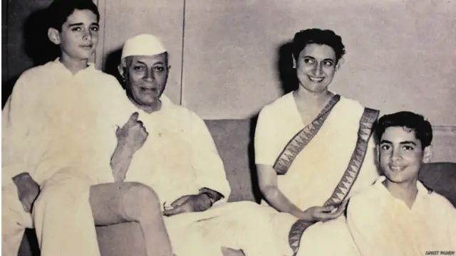 इंदिरा गांधी के परिवार के साथ नेहरू