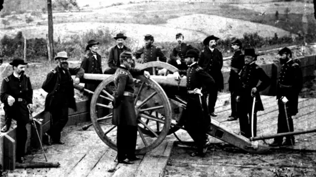 Генерал Уильям Шерман (опирается на лафет орудия) и его офицеры в окрестностях Атланты (фото 1864 г. из Библиотеки Конгресса США)