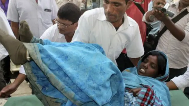 这些妇女在手术后被送达医院急救时，她们不仅持续的呕吐，而且血压还下降得非常严重。