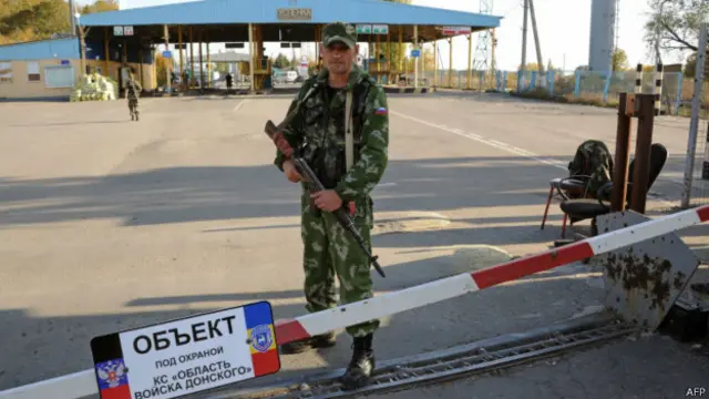 اپریل سے جاری جنگ کے نتیجے میں مشرقی یوکرین کا بعض علاقہ روس نواز علیحدگی پسندوں کے قبضے میں آ گیا ہے