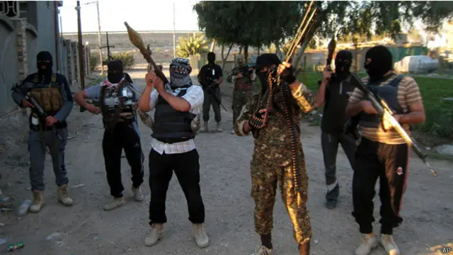 مسلحون موالون لتنظيم "الدولة الاسلامية" في الفلوجة (ارشيف)