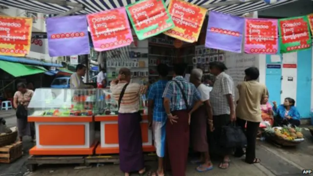 Xếp hàng mua mobile phone tại Miến Điện