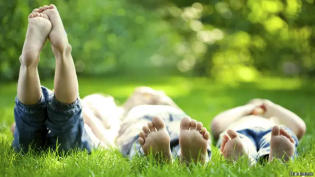 Niños descalzos sobre la hierba