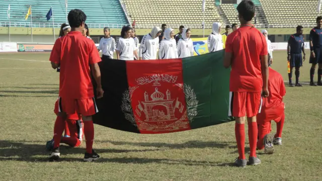 د افغان لوبډلې په ترکیب کې لویدیځ میشتې افغان ښځینه لوبغاړۍ هم شته.
