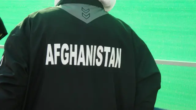 د ښځینه فوټبال لومړنۍ اتلولي کې په ۲۰۱۰ کال کې ترسره شوه ښځینه لوبغاړې اړې وې چې د لوبو لپاره ټاکلې جامې په تن کړي. 