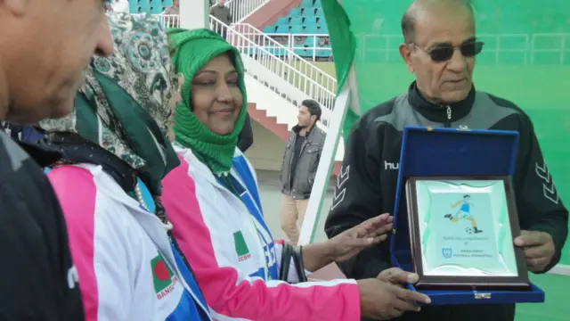 بنګله دېشي لوبډله بهرني روزنکي هم لري خو ویل کېږي چې په دې سیالیو کې غښتلې لوبډلې د هند، نیپال او پاکستان دي. 