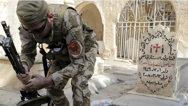 احد عناصر ميليشيا مسيحية ينصب سلاحه في دير يعود تاريخه الى 200 عام خلت ببلدة باكوفة التي تبعد بمسافة 30 كيلومترا الى الشمال من الموصل.