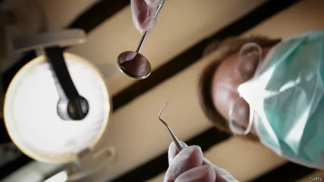 Las malas practicas higiénicas en el consultorio del doctor Desmond D'Mello, generaron la posibilidad de contagio de enfermedades como sida y hepatitis.