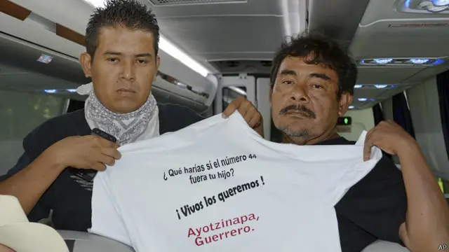 Familiares de estudiantes en autobús