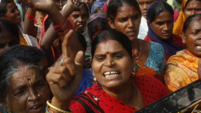 छत्तीसगढ़ नसबंदी, ग्राम गुरु की महिलाओं ने स्वास्थ्य मंत्री अमर अग्रवाल के निवास के आगे धरना दिया.