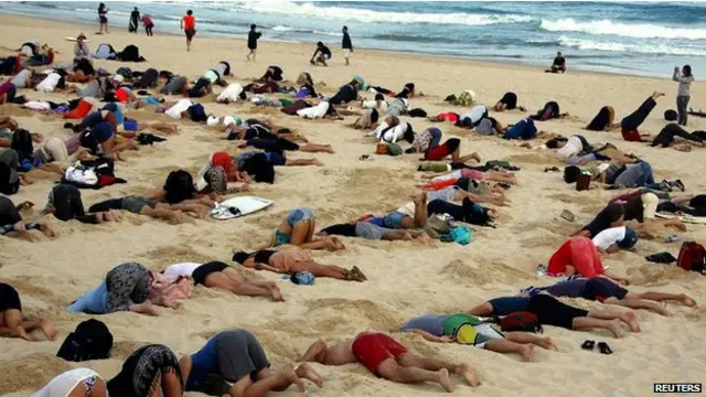 Des manifestations dans le sable de Sydney pour alerter les dangers sur le réchauffement climatique. 